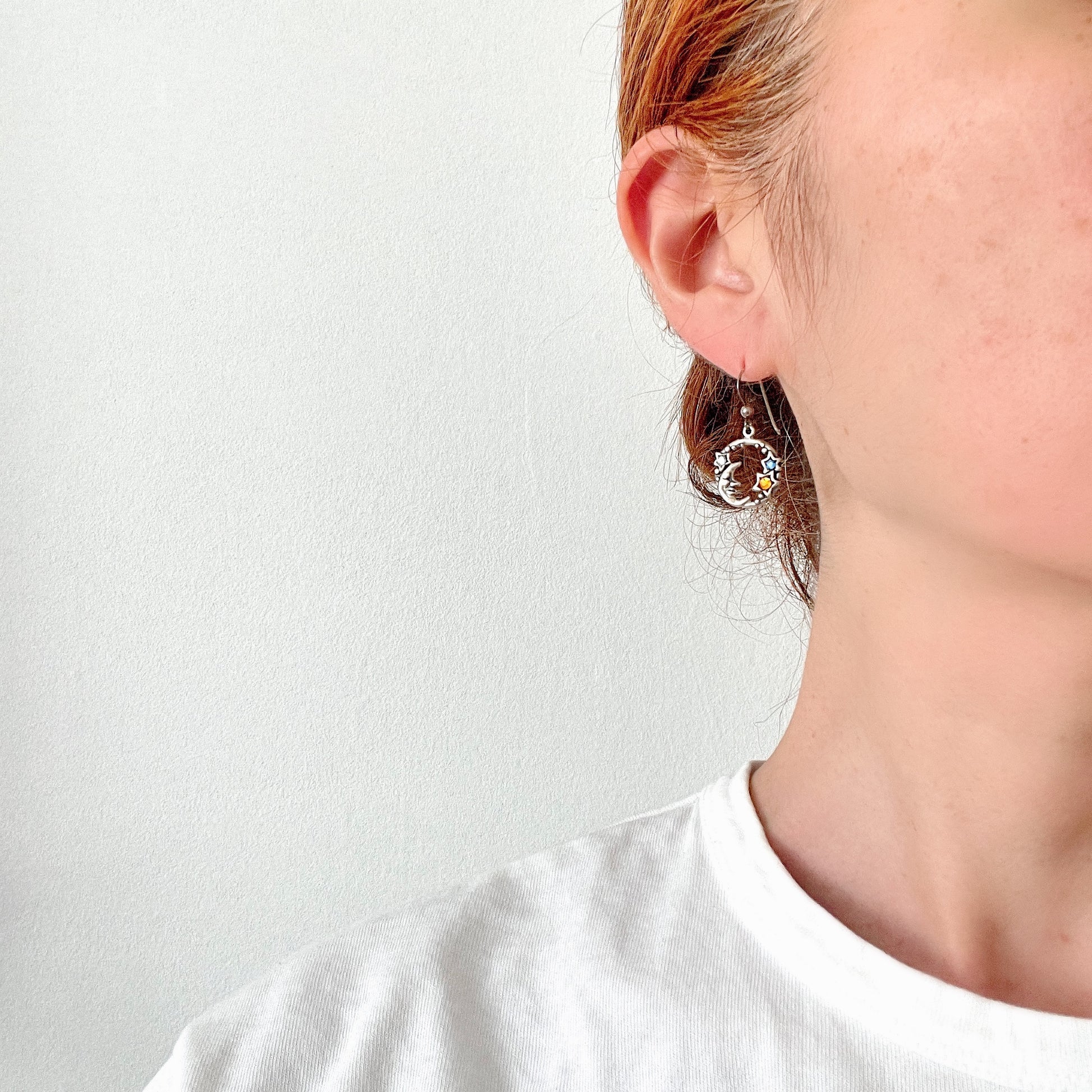 A charming pair of vintage sterling silver earrings by Shube, featuring a gentle smiling moon and star. 穏やかな微笑みをたたえた月と星のShubeのヴィンテージシルバーピアス。 