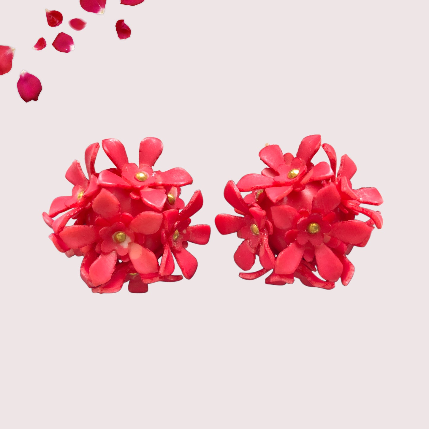 A charming pair of 1960s screw back earrings from Czechoslovakia, featuring vibrant red plastic flowers arranged in a beautiful three-dimensional cluster. 赤いお花の1960年代のチェコスロヴァキアのヴィンテージスクリューイヤリング。