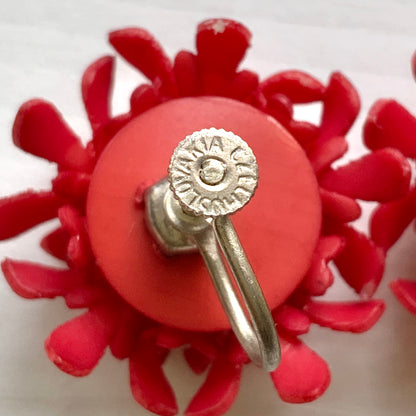 A charming pair of 1960s screw back earrings from Czechoslovakia, featuring vibrant red plastic flowers arranged in a beautiful three-dimensional cluster. 赤いお花の1960年代のチェコスロヴァキアのヴィンテージスクリューイヤリング。