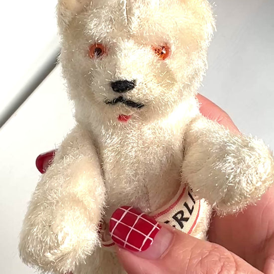 A charming white Berlin bear wearing a small red crown — a classic and recognisable Berlin souvenir.赤い王冠をかぶった、白いベルリンベアのぬいぐるみ。 定番のベルリン土産として知られるベアで、王冠とタスキが特徴的です。