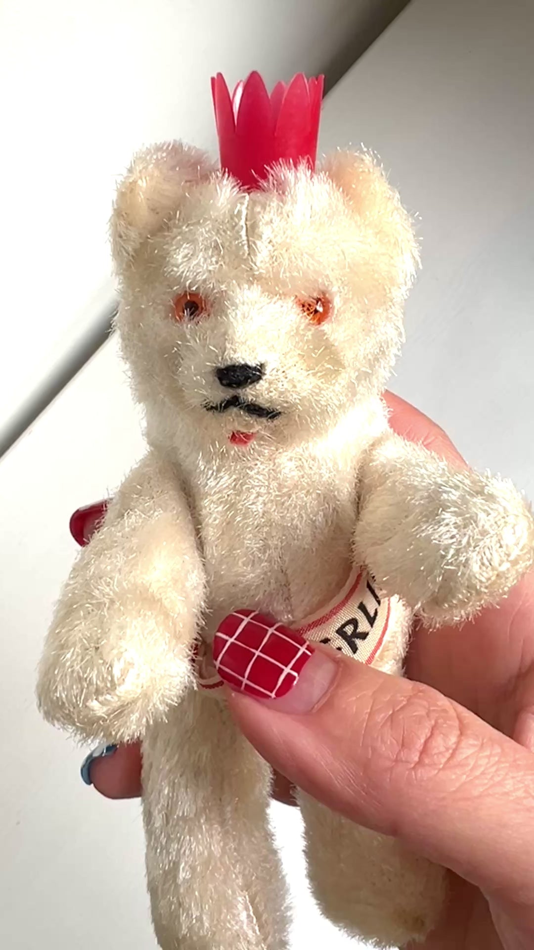 A charming white Berlin bear wearing a small red crown — a classic and recognisable Berlin souvenir.赤い王冠をかぶった、白いベルリンベアのぬいぐるみ。 定番のベルリン土産として知られるベアで、王冠とタスキが特徴的です。