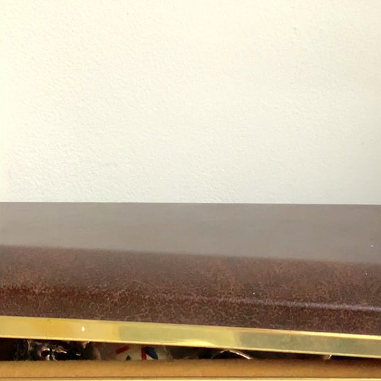 When the lid is opened, a ballerina dressed in a gold bodice and white tutu begins to spin gracefully to music, revealing a charming jewellery box with a built-in music box. 蓋を開けると、ゴールドにホワイトのチュチュをまとったバレリーナがくるくると踊り出す、オルゴール付きのジュエリーボックスです。 