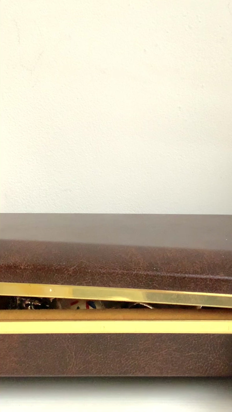 When the lid is opened, a ballerina dressed in a gold bodice and white tutu begins to spin gracefully to music, revealing a charming jewellery box with a built-in music box. 蓋を開けると、ゴールドにホワイトのチュチュをまとったバレリーナがくるくると踊り出す、オルゴール付きのジュエリーボックスです。 