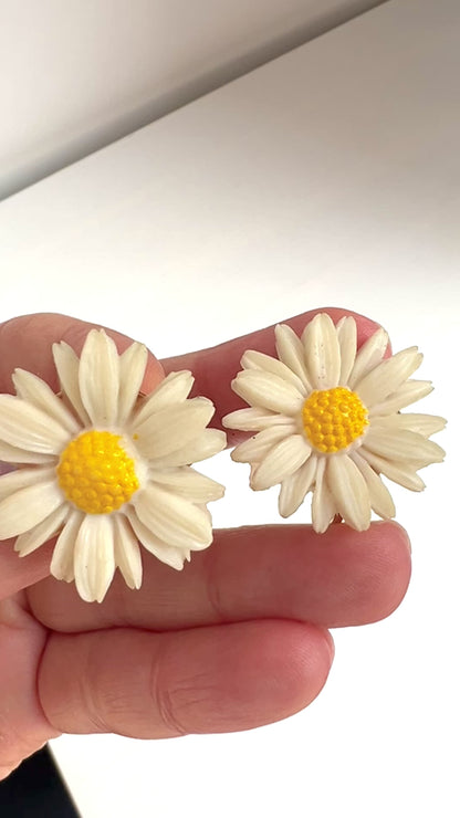 VINTAGE SARAH COVENTRY 1960's Plastic Daisy Clip Earrings