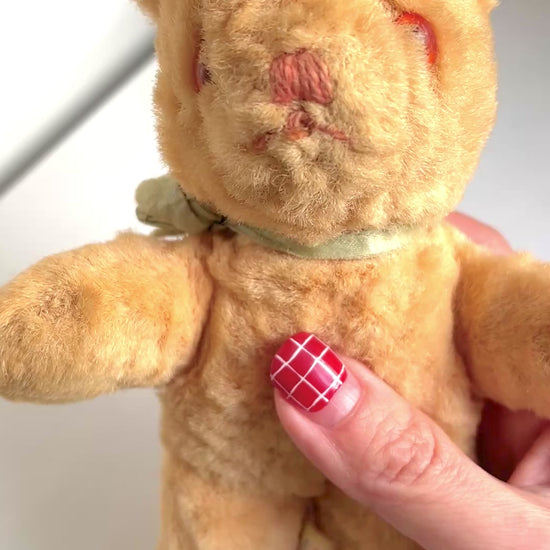 A charming small vintage teddy bear by Dean’s Rag Book Co.  ディーンズ・ラグ・ブックカンパニーの、小さなビンテージテディベア。 
