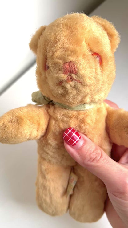 A charming small vintage teddy bear by Dean’s Rag Book Co.  ディーンズ・ラグ・ブックカンパニーの、小さなビンテージテディベア。 
