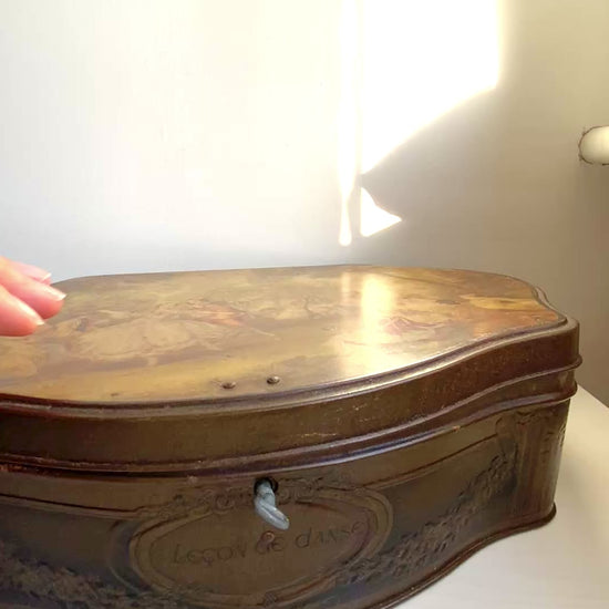 A French confectionery tin featuring a beautiful 18th-century illustration, with an elegant shape and refined design.  18世紀の美しいイラストがプリントされた、優雅なシェイプとデザインのフランスの菓子缶。