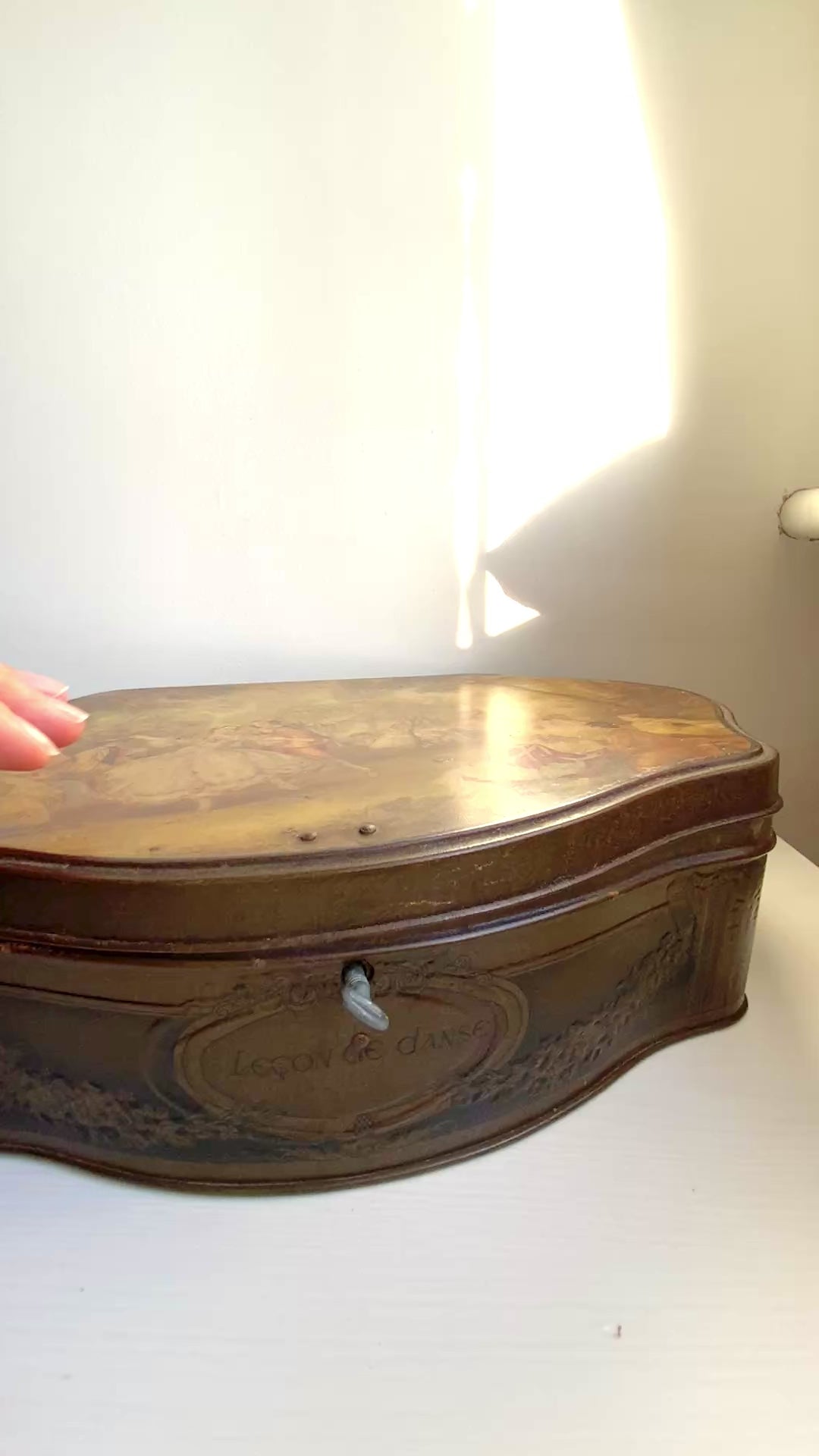 A French confectionery tin featuring a beautiful 18th-century illustration, with an elegant shape and refined design.  18世紀の美しいイラストがプリントされた、優雅なシェイプとデザインのフランスの菓子缶。