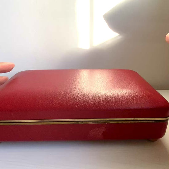 When opened, this jewellery box reveals an exotic dancer figure that spins gracefully to music. 蓋を開けると、エキゾチックなダンサーがくるくると回る、オルゴール付きのジュエリーボックス。