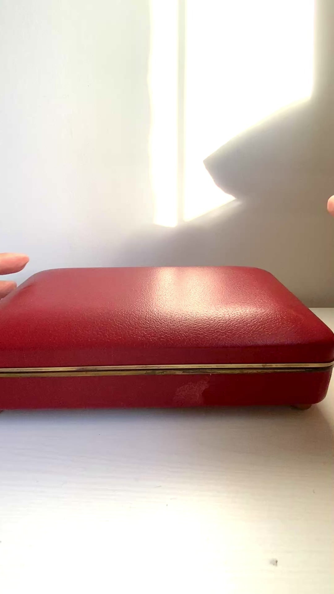 When opened, this jewellery box reveals an exotic dancer figure that spins gracefully to music. 蓋を開けると、エキゾチックなダンサーがくるくると回る、オルゴール付きのジュエリーボックス。