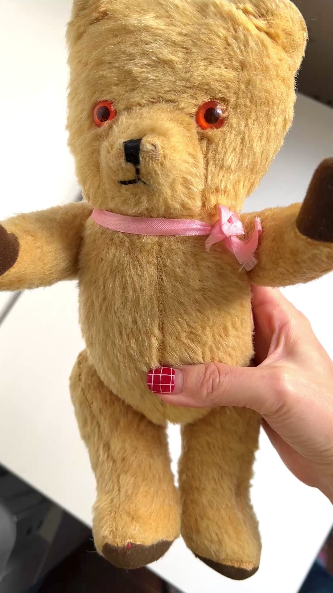 A charming teddy from the 1950s with the sweetest, innocent expression — made by Wendy Boston. あどけない表情が魅力的な、1950年代頃のウェンディ・ボストンのテディベアです。