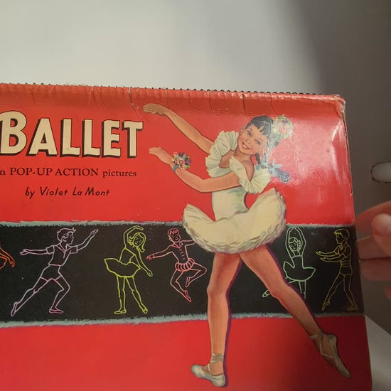 A children’s ballet introduction book featuring charming pop-up illustrations that rise from the pages, offering a gentle answer to the question, “What is ballet?”  かわいらしいイラストが立体的にポップアップする、「バレエってなあに？」という子ども向けのバレエ入門絵本。