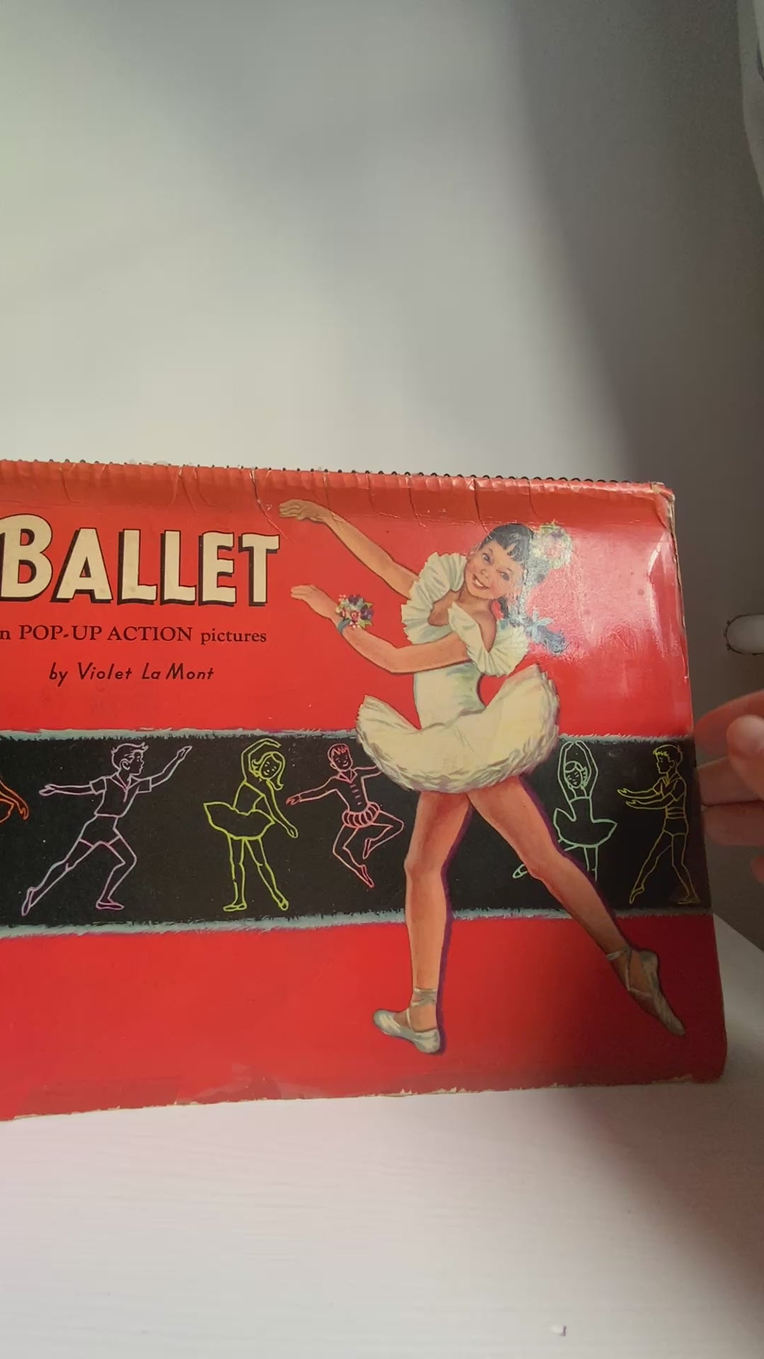 A children’s ballet introduction book featuring charming pop-up illustrations that rise from the pages, offering a gentle answer to the question, “What is ballet?”  かわいらしいイラストが立体的にポップアップする、「バレエってなあに？」という子ども向けのバレエ入門絵本。