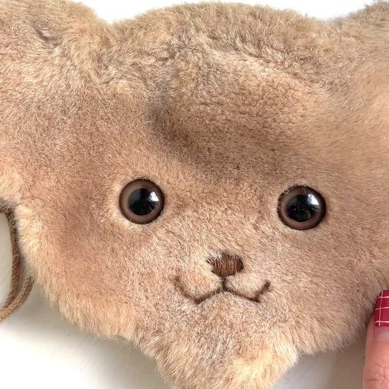 A charming Steiff bear-face purse with adorable round eyes and a wonderfully soft, fluffy plush texture.  くりっとした目が愛らしい、クマの顔のポシェット。ふわふわのファー素材で、思わず触りたくなる手触りです。