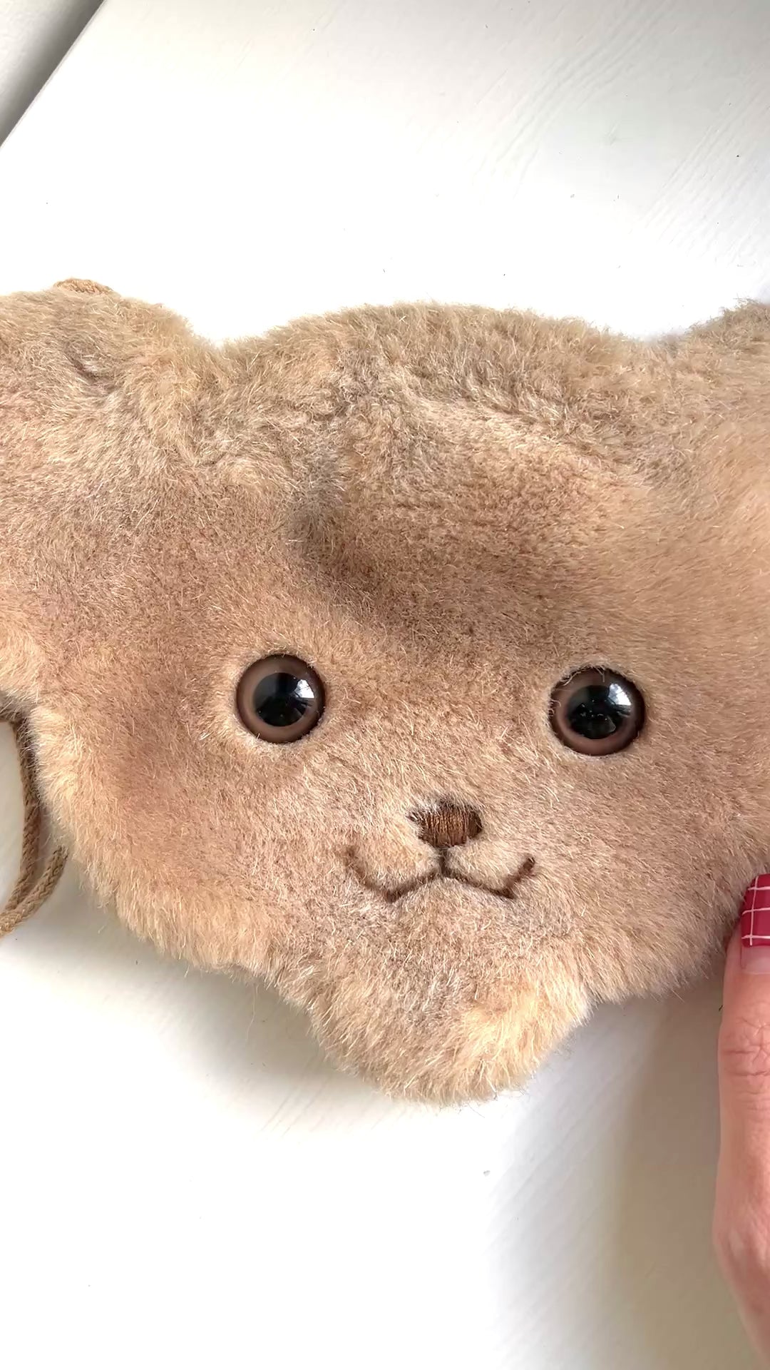 A charming Steiff bear-face purse with adorable round eyes and a wonderfully soft, fluffy plush texture.  くりっとした目が愛らしい、クマの顔のポシェット。ふわふわのファー素材で、思わず触りたくなる手触りです。