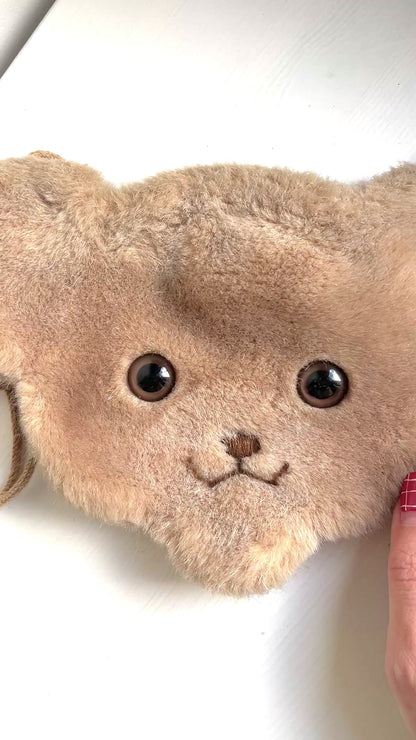 A charming Steiff bear-face purse with adorable round eyes and a wonderfully soft, fluffy plush texture.  くりっとした目が愛らしい、クマの顔のポシェット。ふわふわのファー素材で、思わず触りたくなる手触りです。